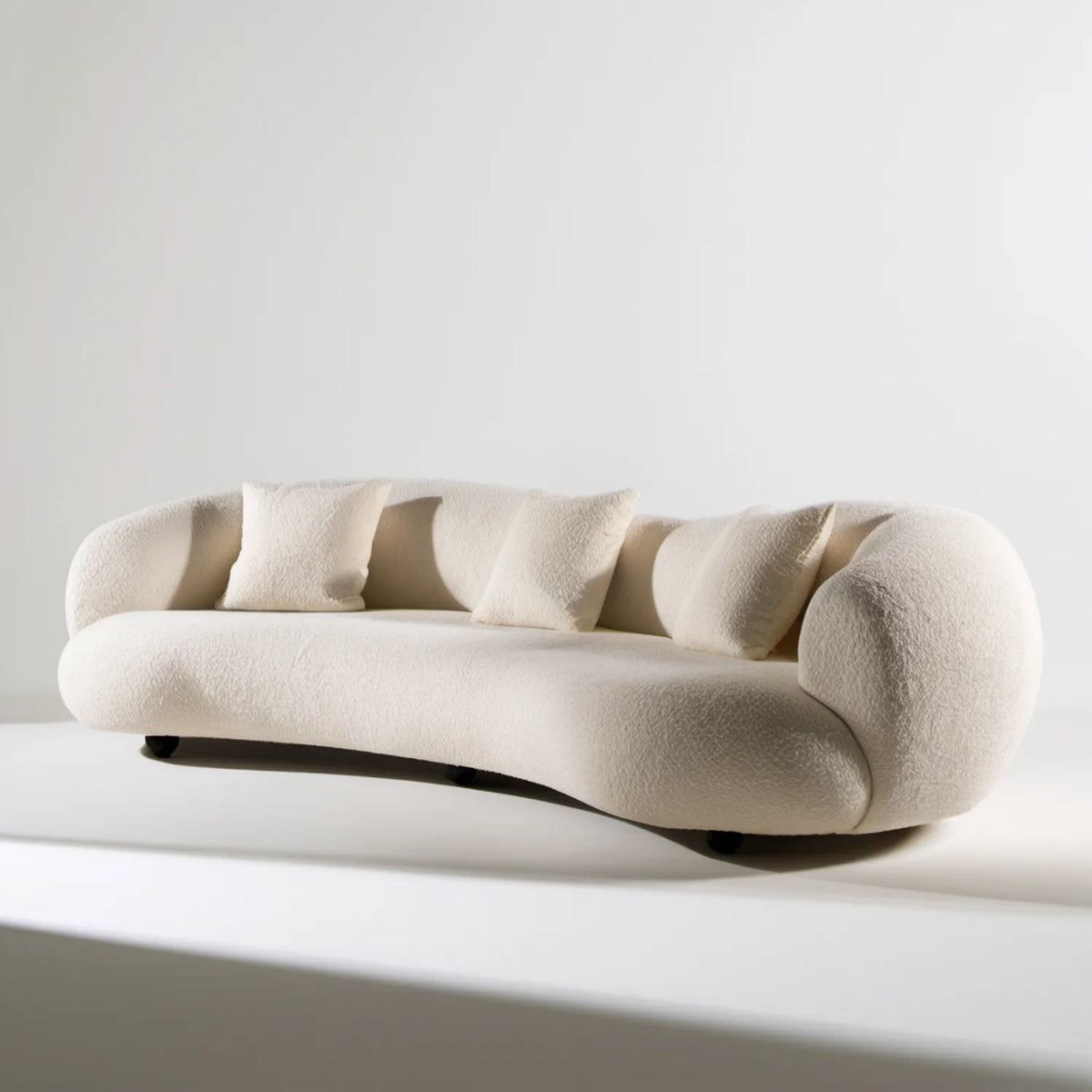 Kremowa łukowa sofa 3-osobowa bouclé 240 x 105 x 75 cm