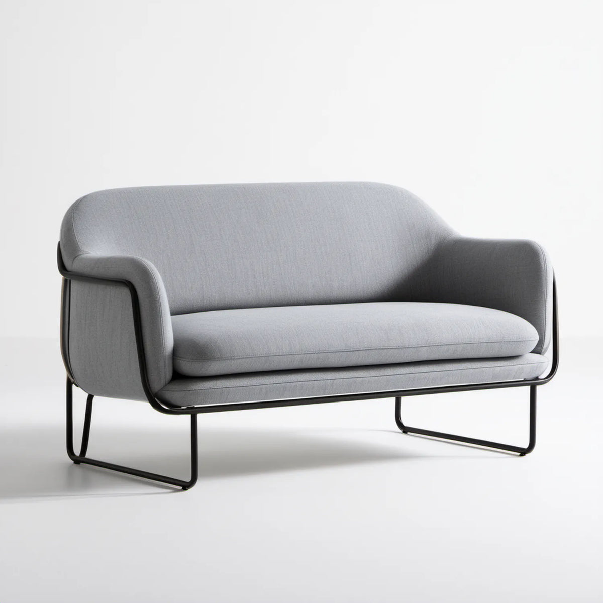Szara dwuosobowa sofa z czarnymi płozami, 150 x 78 x 75 cm