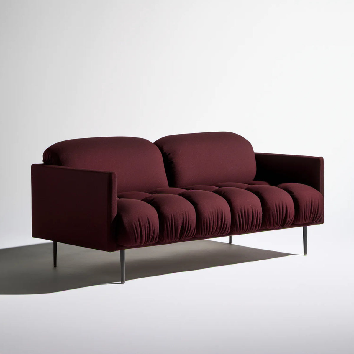 Dwuosobowa sofa bordowa z czarnymi nogami, 160 x 85 x 78 cm