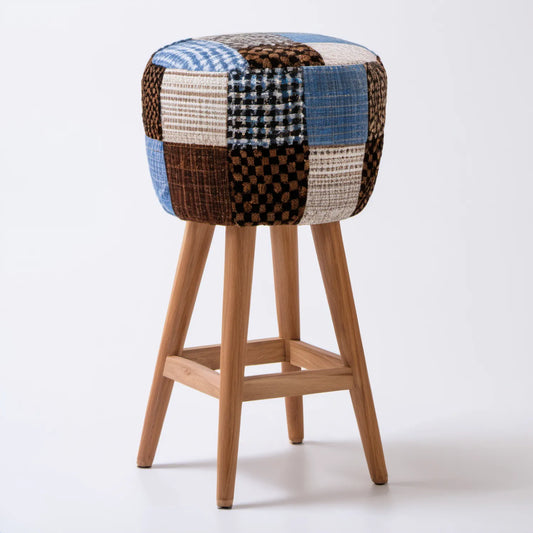 Hoker barowy 35 x 35 x 75 cm z patchworkowym siedziskiem i nogami z drewna bukowego